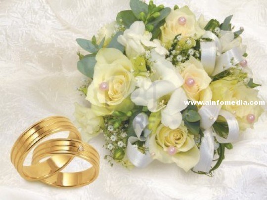 9141808-wedding-bouquet-with-gold-wedding-rings-on-white-background