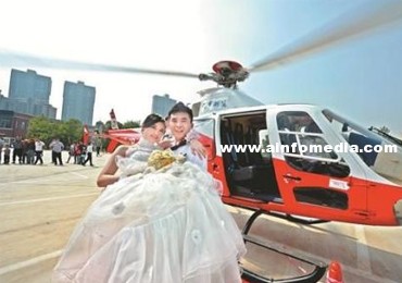 情侶乘直升機辦婚禮引圍觀 部分禮金捐慈善
