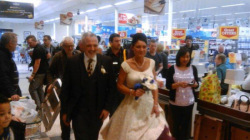 [新聞] 新人超市辦婚禮：新娘貨架間穿行顧客駐足圍觀