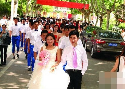 [新聞] 百對伴郎伴娘祝福　安徽高校生校園婚禮被趕
