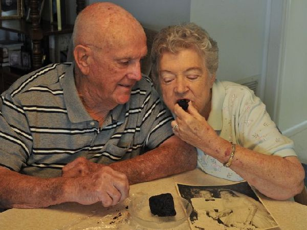 [新聞] 美夫婦1955年的婚禮蛋糕一吃吃了60年!