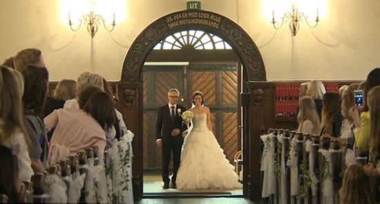 [新聞] 挪威新娘婚禮上動情歌唱新郎感動落淚