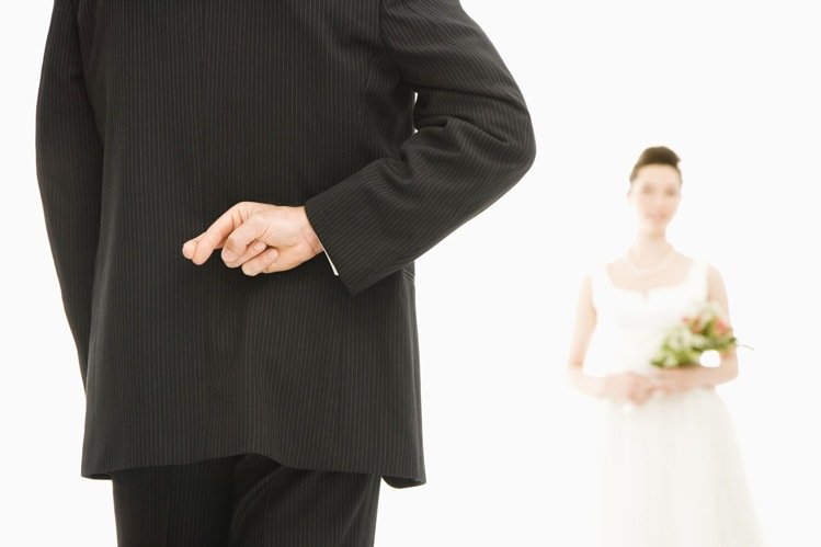 [新聞] 綠卡假結婚頻傳 抓到可關5年、罰25萬美元