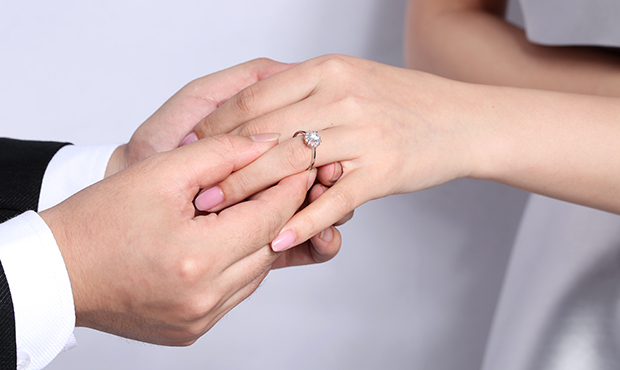訂婚戒指和結婚戒指是同屬一枚戒指嗎 訂婚與結婚戒指又有何區別