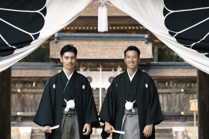 那畫面太美！日本男同夫夫 Youtuber「SHIBA and KOJI」神社婚禮紀錄影片，感動全世界！