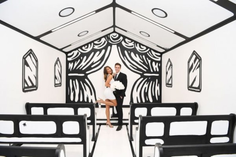 就好像進到漫畫裡！拉斯維加斯的超現實2D教堂，這種黑白色調的婚禮風格你喜歡嗎